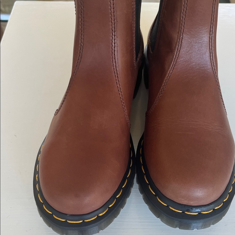 NWT Dr Martens 2976 Leonore Chelsea Boots Faux Fur Lined in Saddle Tan - Picture 3 of 8
